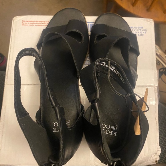 FRYE AND CO. Black Strappy Sandals 11 - Picture 1 of 7
